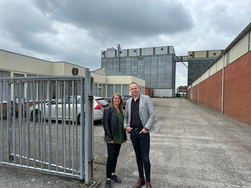 Foto Ellen en Jacob voor de Gortfabriek